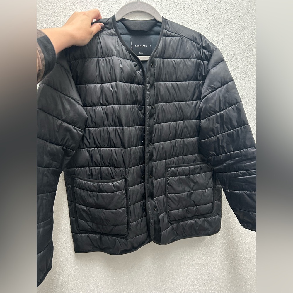 Everlane renew puffer jacket! Size small but fits a bit oversized like a medium.